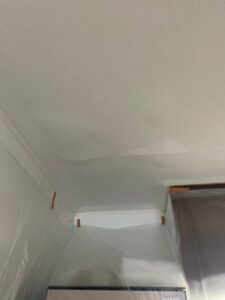 枚方市にて室内塗装〈マンション天井の補修・塗装工事〉 施工前