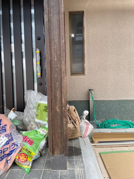 大阪府枚方市にて木部塗装〈玄関柱の塗装工事〉 施工前