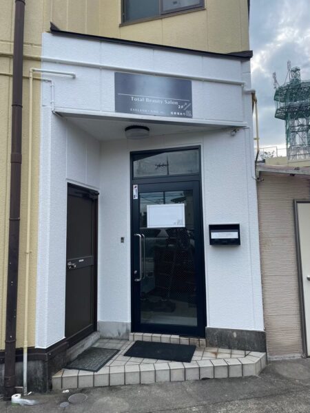 大阪府枚方市にて外壁塗装〈店舗改修工事・玄関壁の塗装〉 施工後