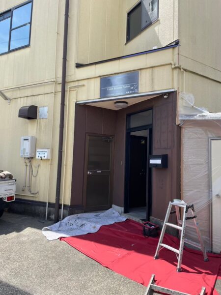 大阪府枚方市にて外壁塗装〈店舗改修工事・玄関壁の塗装〉 施工前